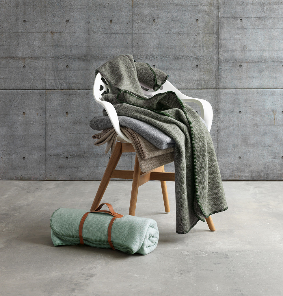 Schurwoll Plaids Aberdeen von Eagle Products aus reiner Merino Schurwolle drapiert auf einem Stuhl