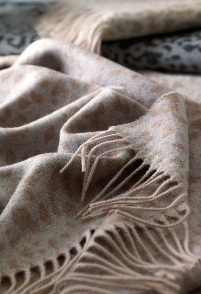 Wolldecke mit Leoprint aus Kaschmir und Merinowolle – Eagle Products Sahara Plaid in den Farben  Braun & Hellgrau, Schwarz & Grau sowie Natur & Ecru