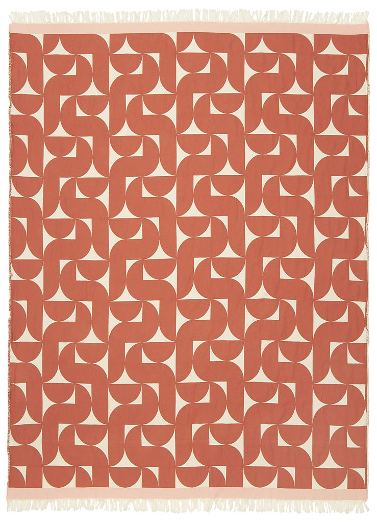Baumwolldecke Stockholm von Eagle Products, geometrisches Muster in Rost und Natur mit roséfarbener Bordüre