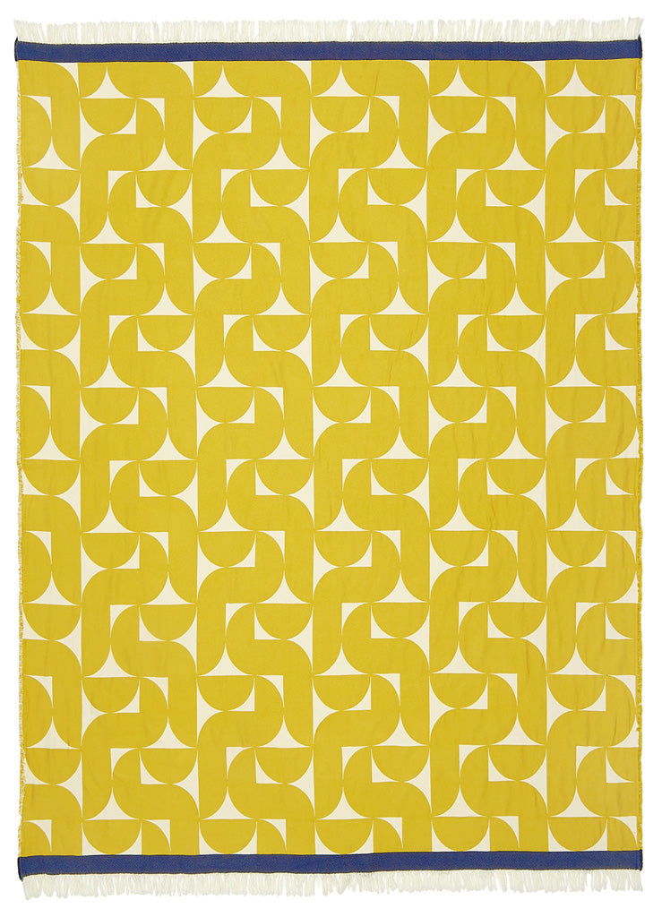 Baumwolldecke Stockholm von Eagle Products, geometrisches Muster in Gelbgrün und Natur mit marinefarbener Bordüre