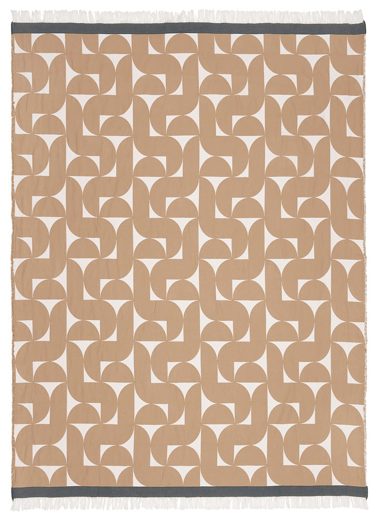 Baumwolldecke Stockholm von Eagle Products, geometrisches Muster in den Farben Hellkiesel und Natur mit schlammfarbener Bordüre