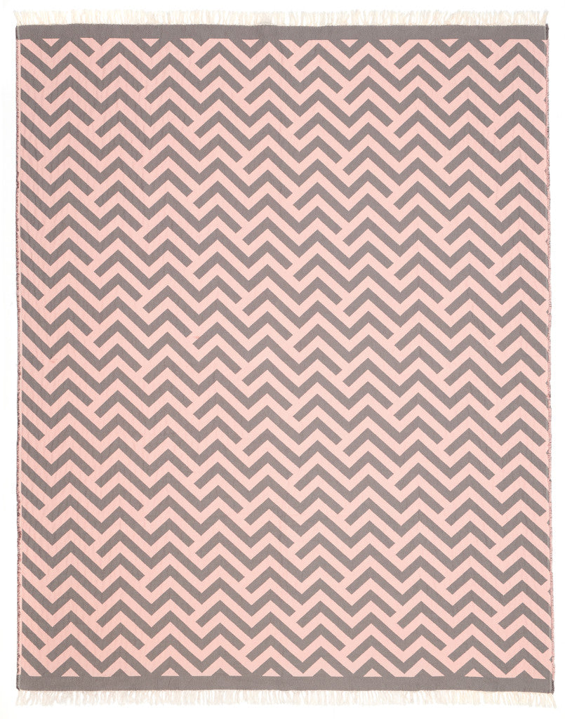 Oslo Baumwoll Decke von Eagle Products im Scandi-Stil mit Zackenmuster in Taupe-Rose und weißen Fransen