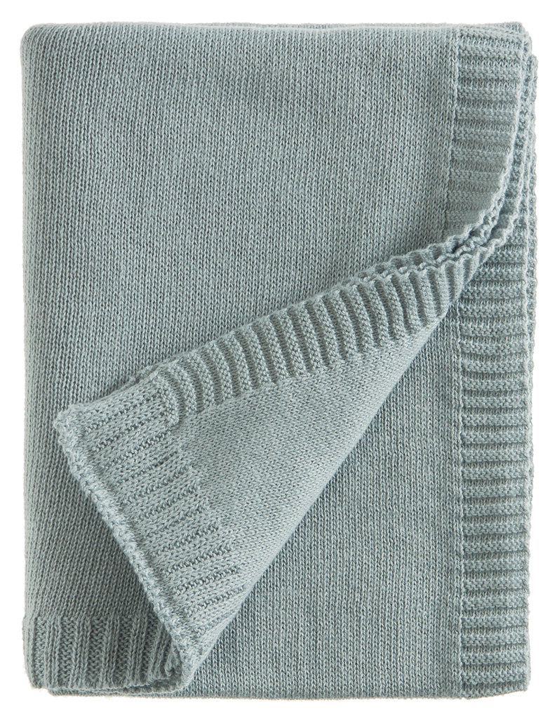 Babydecke Emma aus Baumwolle und Kaschmir, glatt gestrickt mit Rippenbündchen, Farbe Salbei