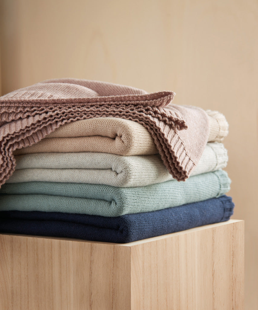 Babydecke Emma aus Baumwolle und Kaschmir, glatt gestrickt mit Rippenbündchen, verschiedene Farben