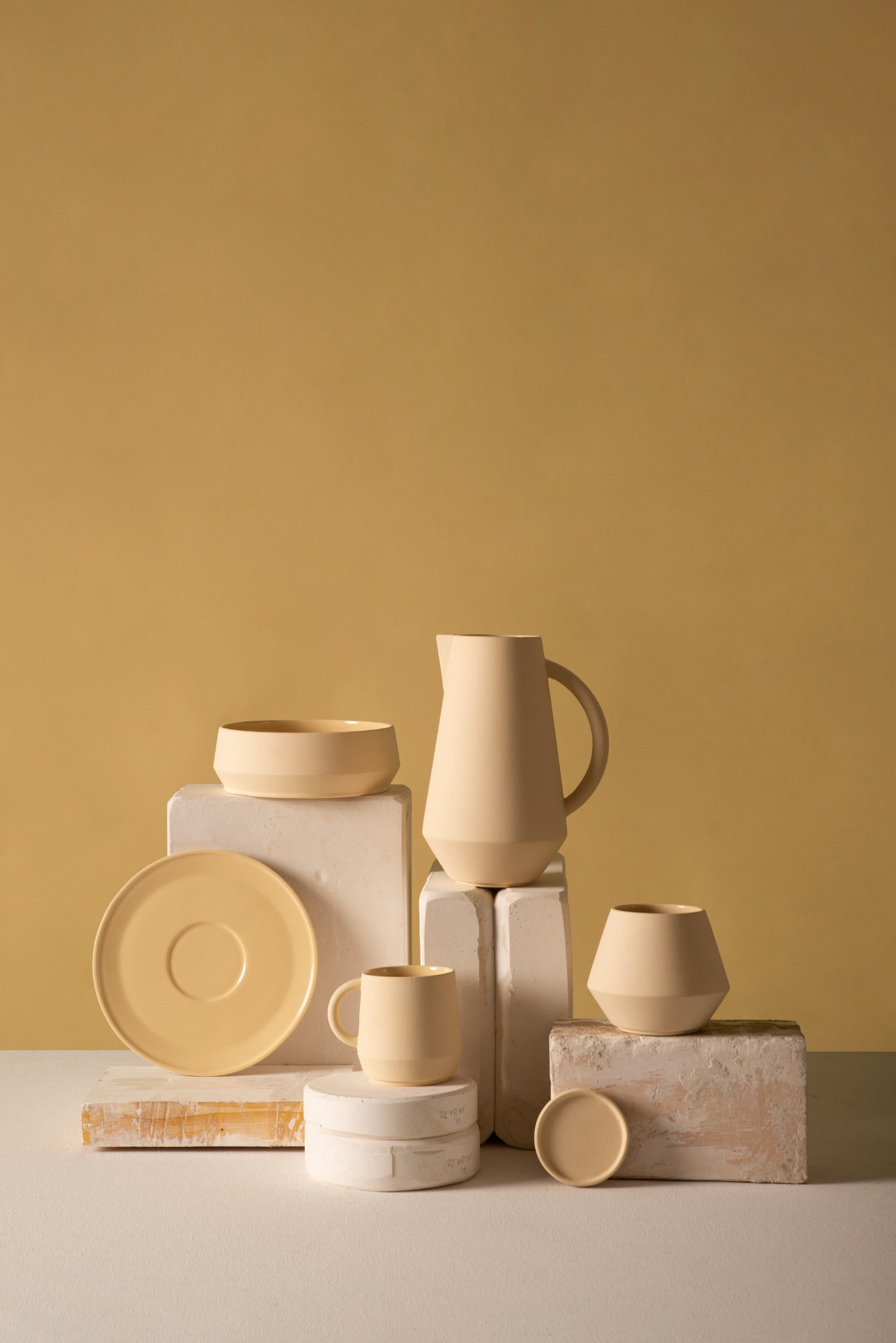 Geschirrserie Unison von Schneid Studio, Keramik Gelb