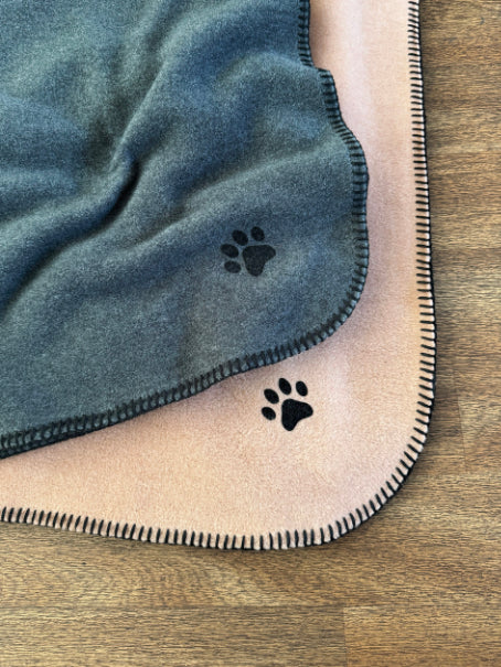 Hundedecke Benno von Eagle Products aus weichem Fleece in Anthrazit und Rosewood, mit schwarzem Kettelstich und aufgeflockter Pfote