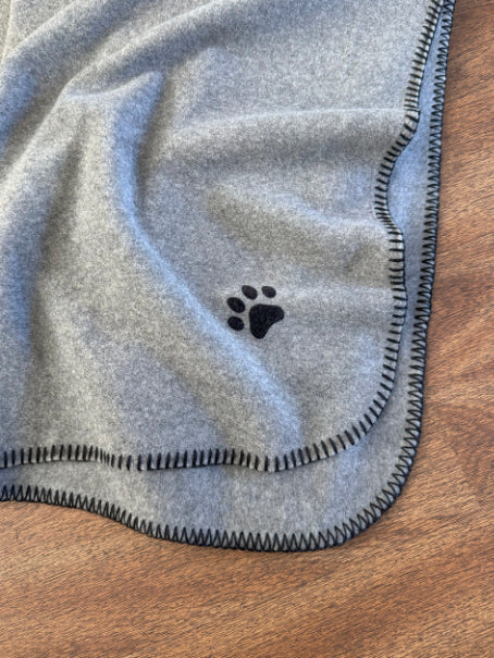 Graue Hundedecke Benno von Eagle Products aus weichem Fleece mit schwarzem Kettelstich und aufgeflockter Pfote, Farbe Flanell