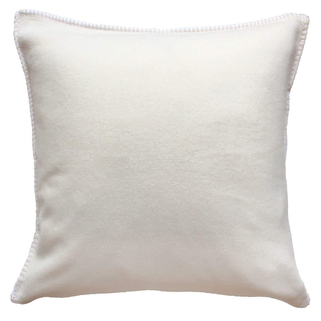 Fleece Kissen Tony L quadratisch von Eagle Plaids in der Farbe Wollweiß