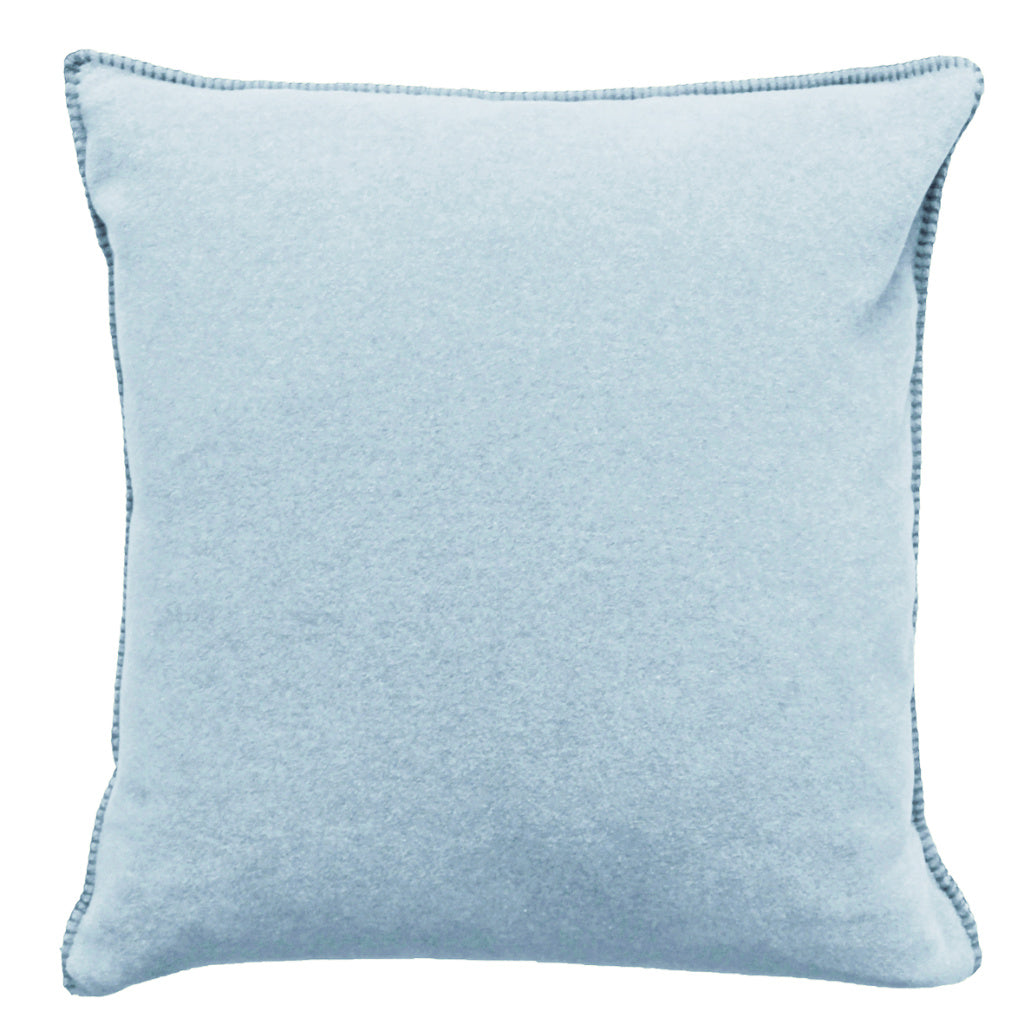 Fleece Kissen Tony L quadratisch von Eagle Plaids in der Farbe Hellblau