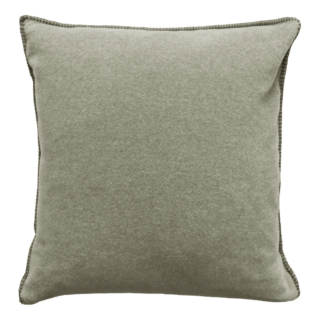 Fleece Kissen Tony L quadratisch von Eagle Plaids in der Farbe Khaki