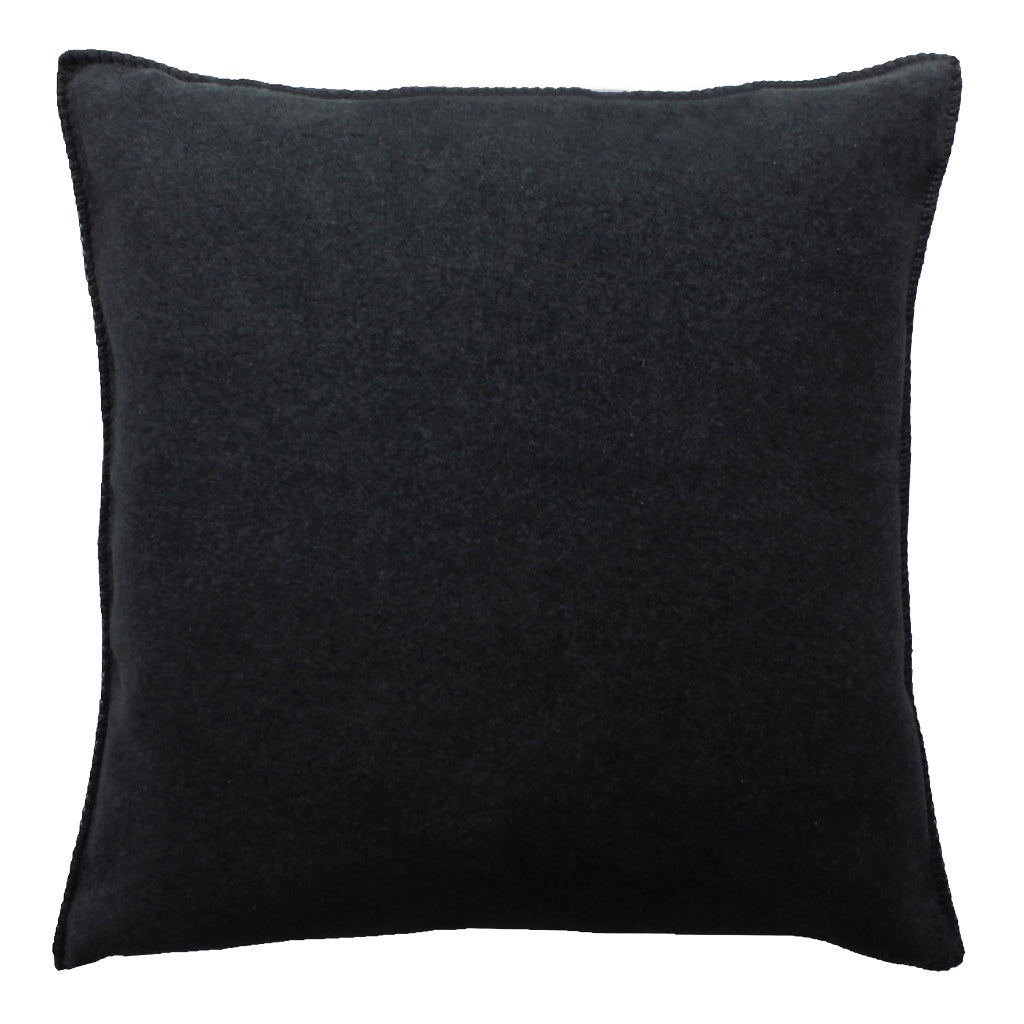 Fleece Kissen Tony L quadratisch von Eagle Plaids in der Farbe Schwarz