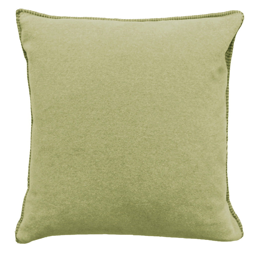 Fleece Kissen Tony L quadratisch von Eagle Plaids in der Farbe Avocado