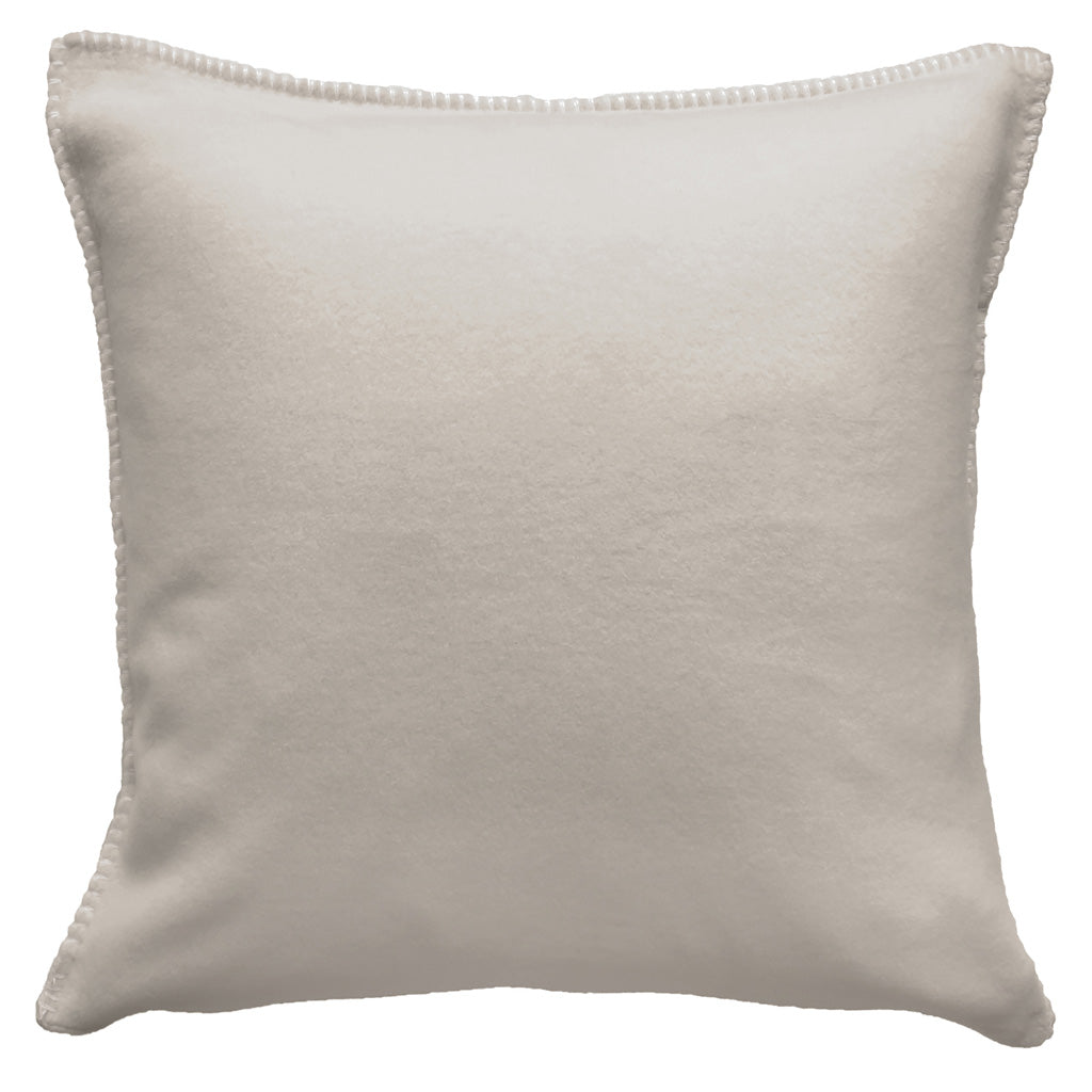 Fleece Kissen Tony L quadratisch von Eagle Plaids in der Farbe Greige