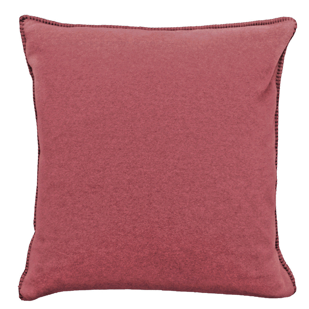 Fleece Kissen Tony L quadratisch von Eagle Plaids in der Farbe Cranberry