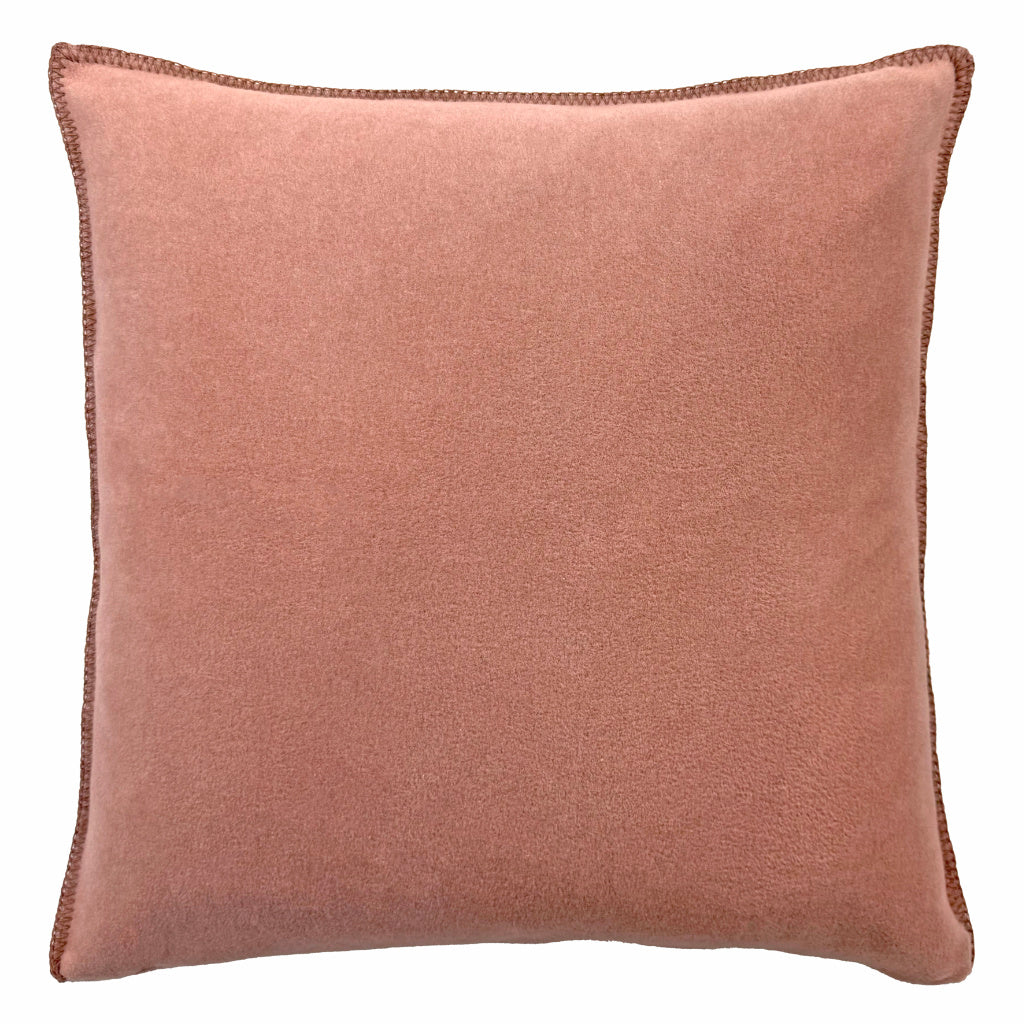 Fleece Kissen Tony L quadratisch von Eagle Plaids in der Farbe Rosewood