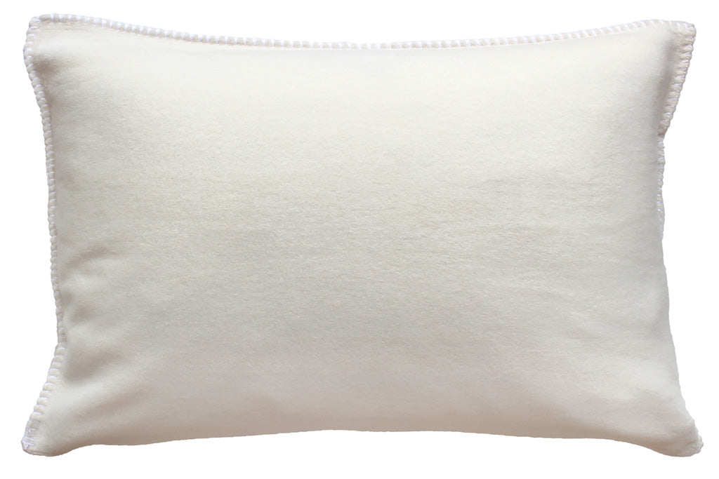 Fleece Kissen Tony rechteckig von Eagle Plaids in der Farbe Wollweiß