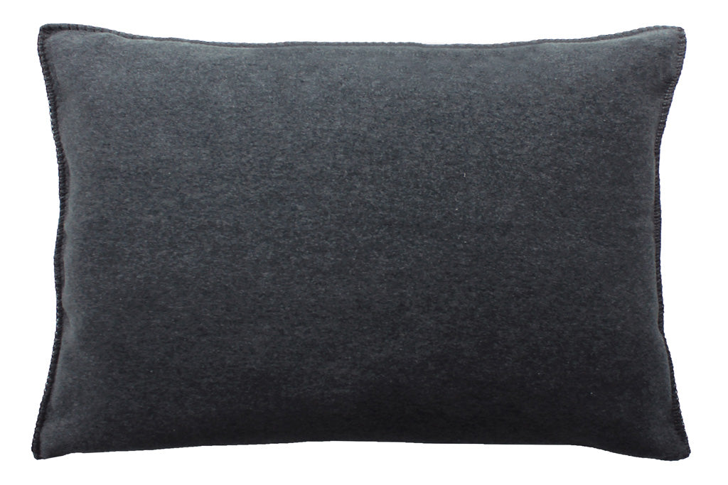 Fleece Kissen Tony rechteckig von Eagle Plaids in der Farbe Anthrazit