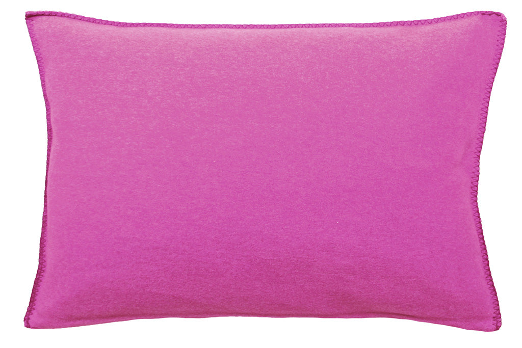 Fleece Kissen Tony rechteckig von Eagle Plaids in der Farbe Fuxia