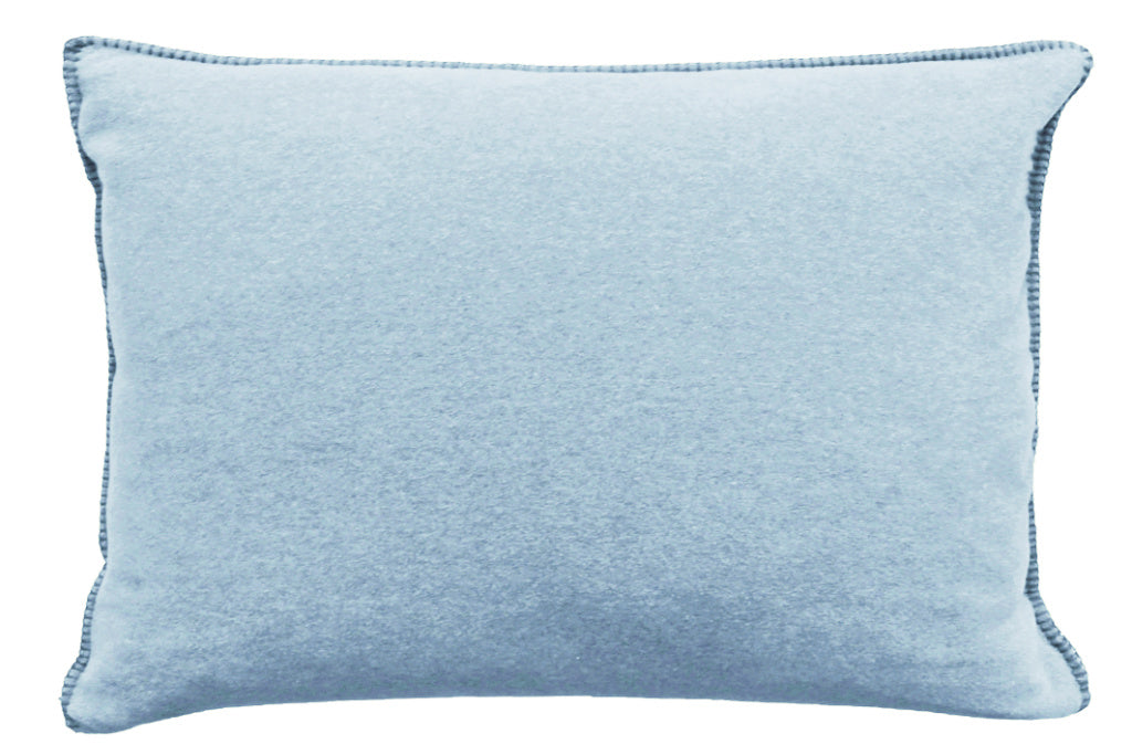 Fleece Kissen Tony rechteckig von Eagle Plaids in der Farbe Hellblau