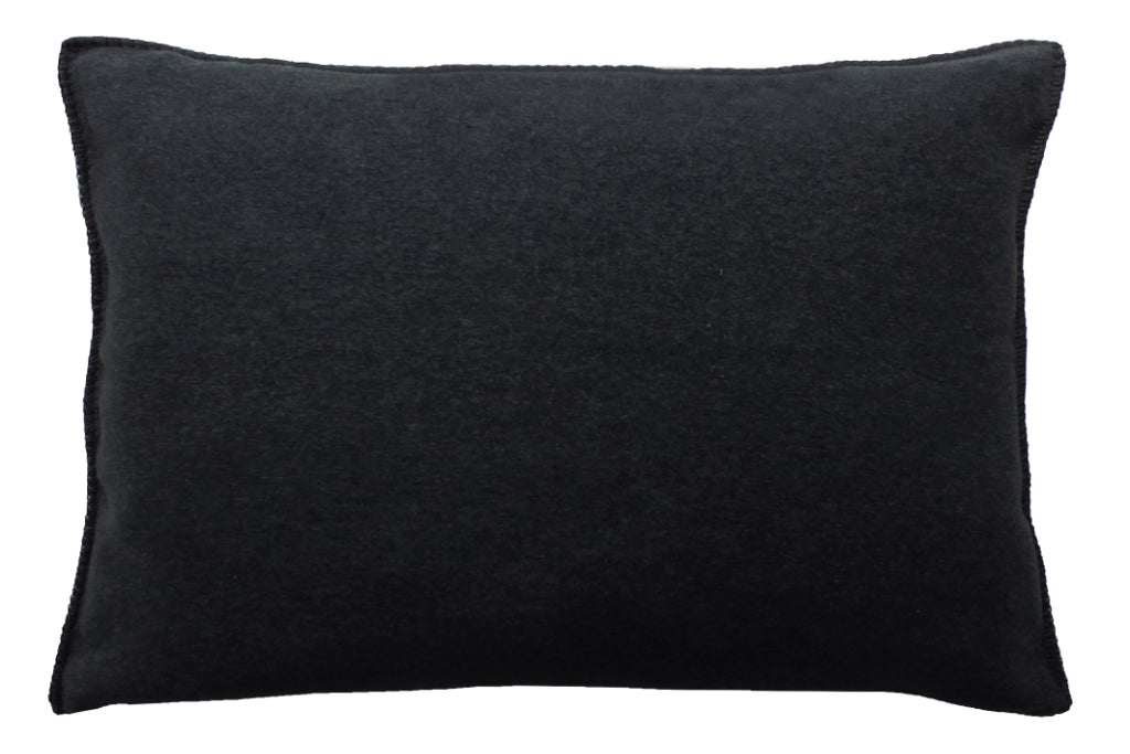 Fleece Kissen Tony rechteckig von Eagle Plaids in der Farbe Schwarz