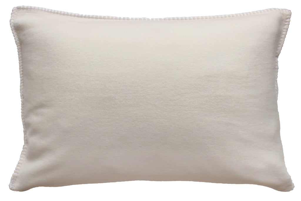 Fleece Kissen Tony rechteckig von Eagle Plaids in der Farbe Greige