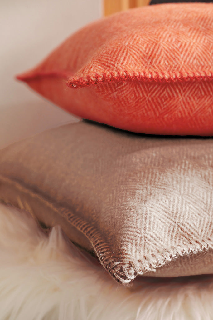 Kissenbezug Aberdeen von Eagle Products aus reiner Merino Schurwolle in Diamantwebung und Kammstich an den Außenkanten in den Farben Orange und Dunkelnatural