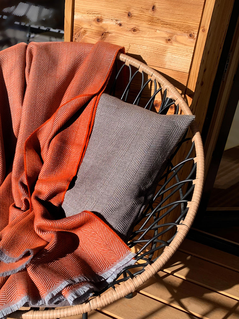 Colorado Plaid und Kissen von Eagle Products aus 100 % Merino-Schurwolle mit Fischgratmuster Made in Germany