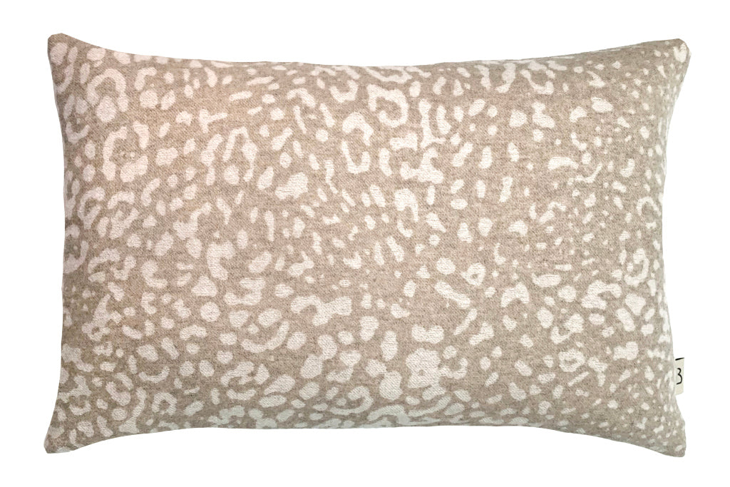 Kissenbezug mit Leoprint aus Kaschmir und Merinowolle – Eagle Products Sahara Plaid Grösse M in den Farben Natur und Ecru