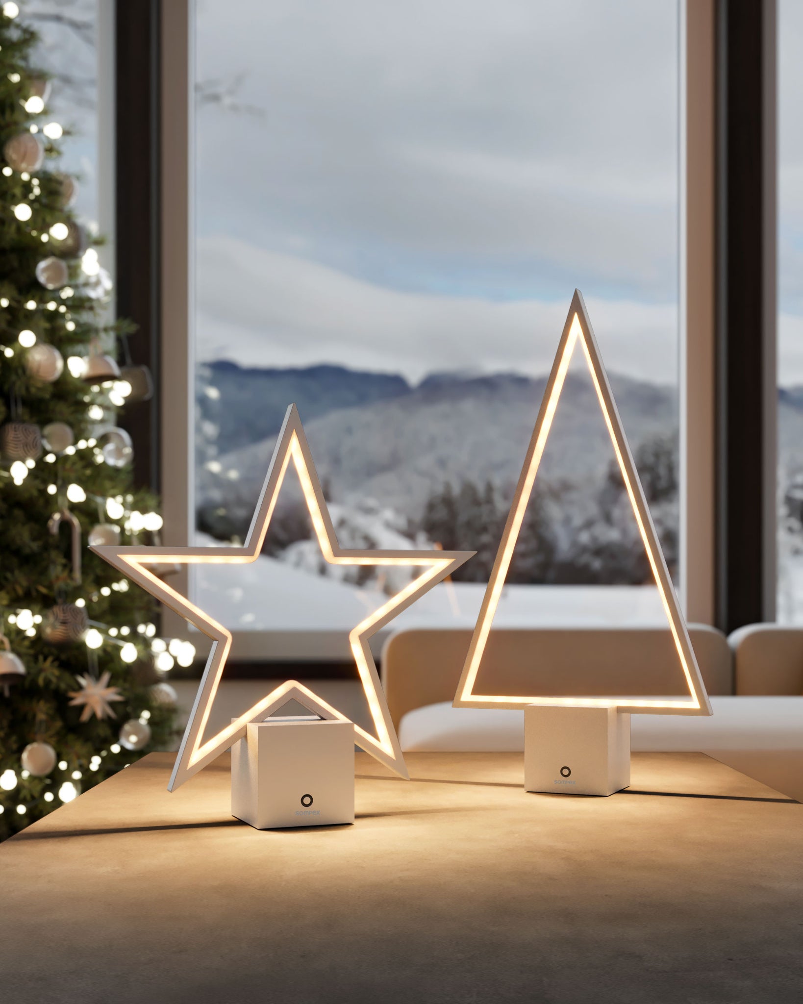 Sompex Akku Tischleuchten Lucy 2.0 und Pine 2.0 in Aluminium silber auf einem weihnachtlich dekorierten Couchtisch