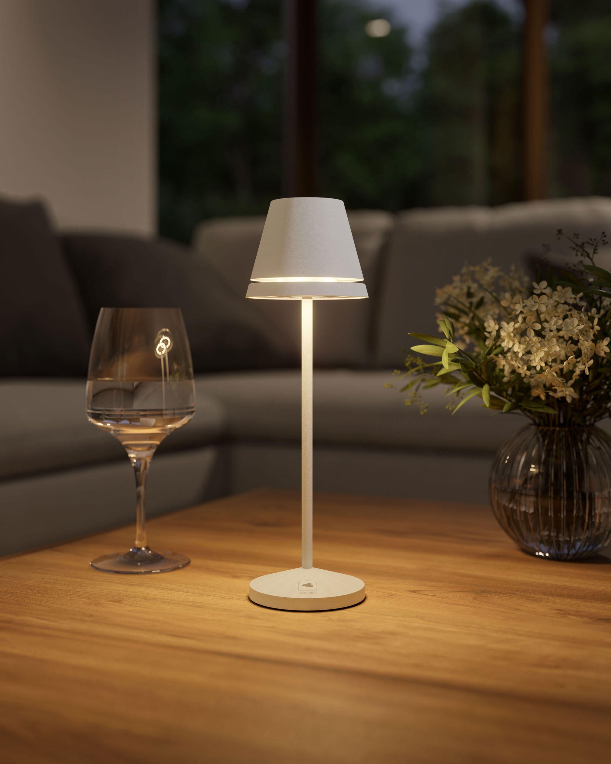 Leonardo VENEZIA Akku-Tischleuchte in Weiß aus Aluminium mit warmweißem LED-Licht, kabellos und dimmbar, ideal für innen und außen