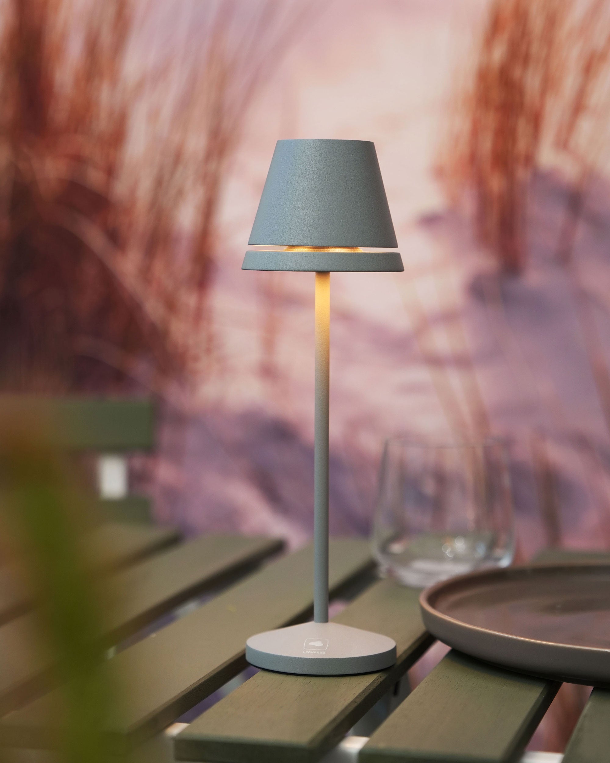 Leonardo VENEZIA Akku-Tischleuchte in Olivgrün aus Aluminium mit warmweißem LED-Licht, kabellos und dimmbar, ideal für innen und außen