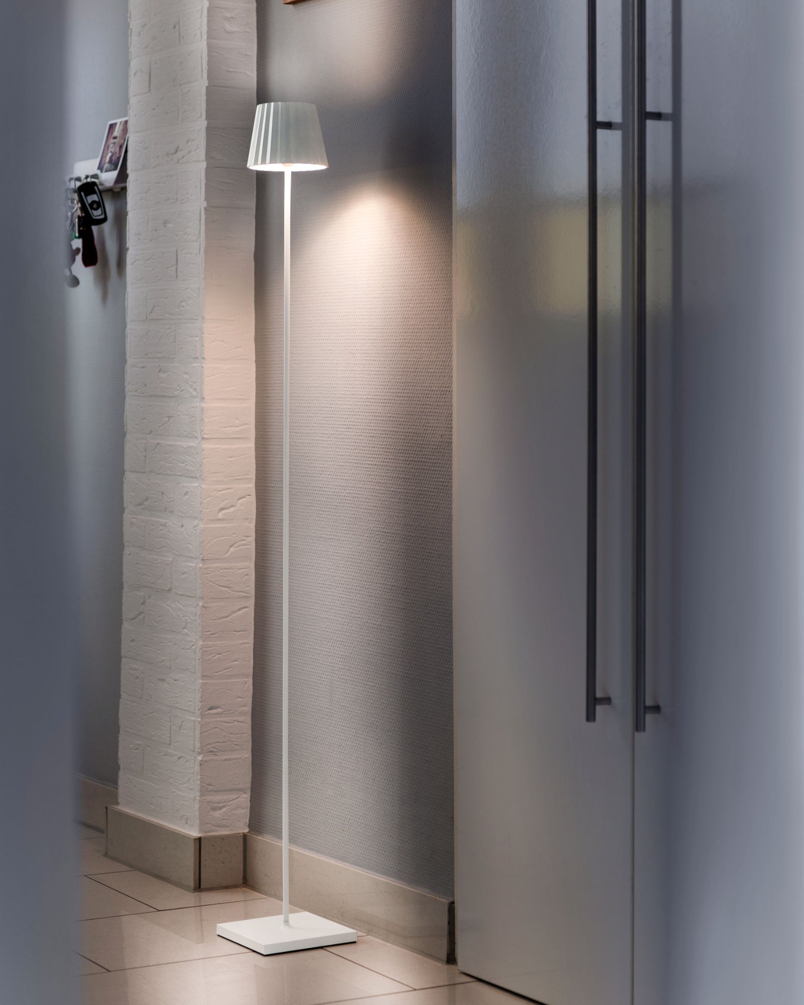 Stehleuchte Troll in Weiß von Sompex für kabelloses Licht