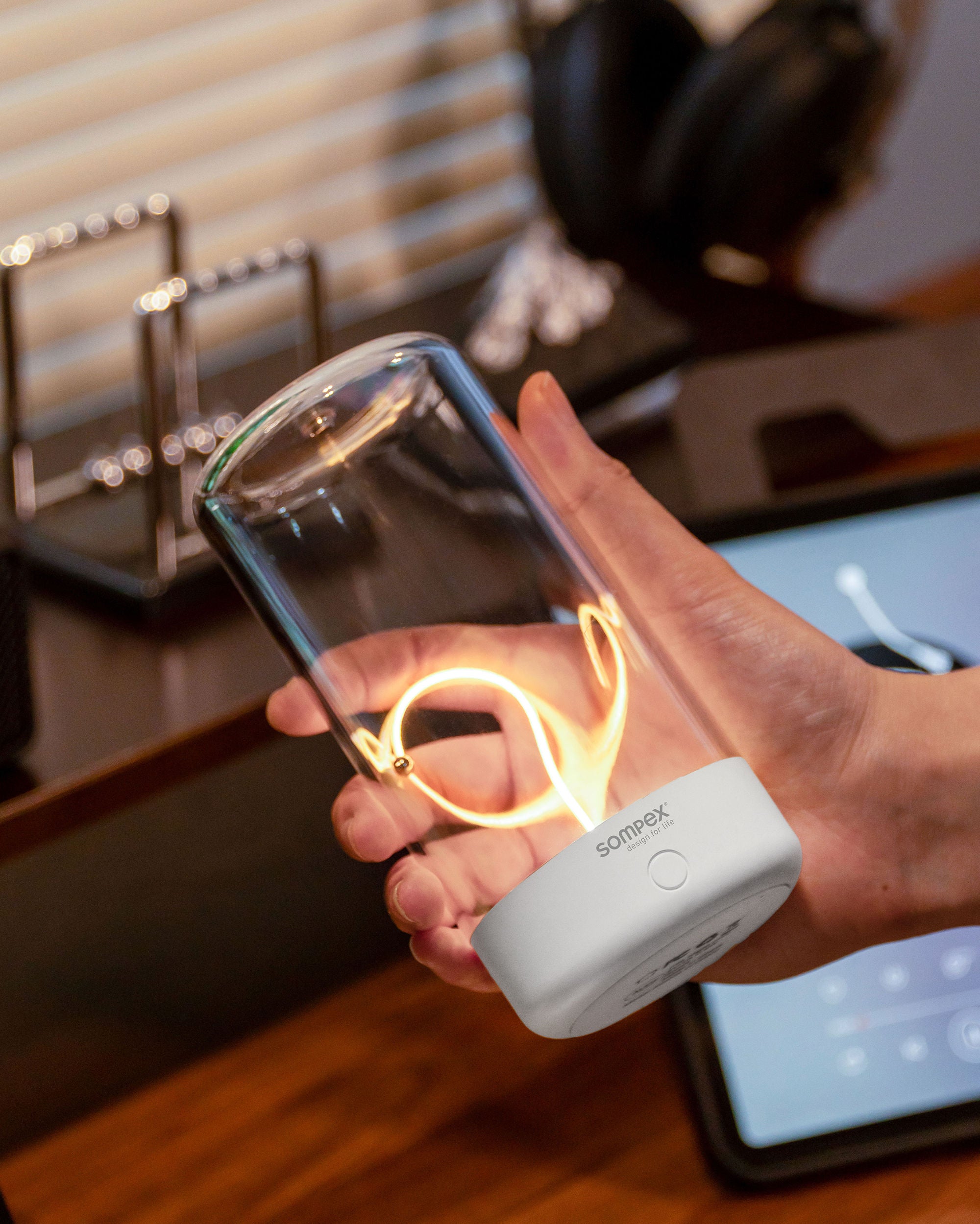 Tischleuchte Pulse von Sompex mit beweglichem Filament für kabelloses Licht, Farbe weiß