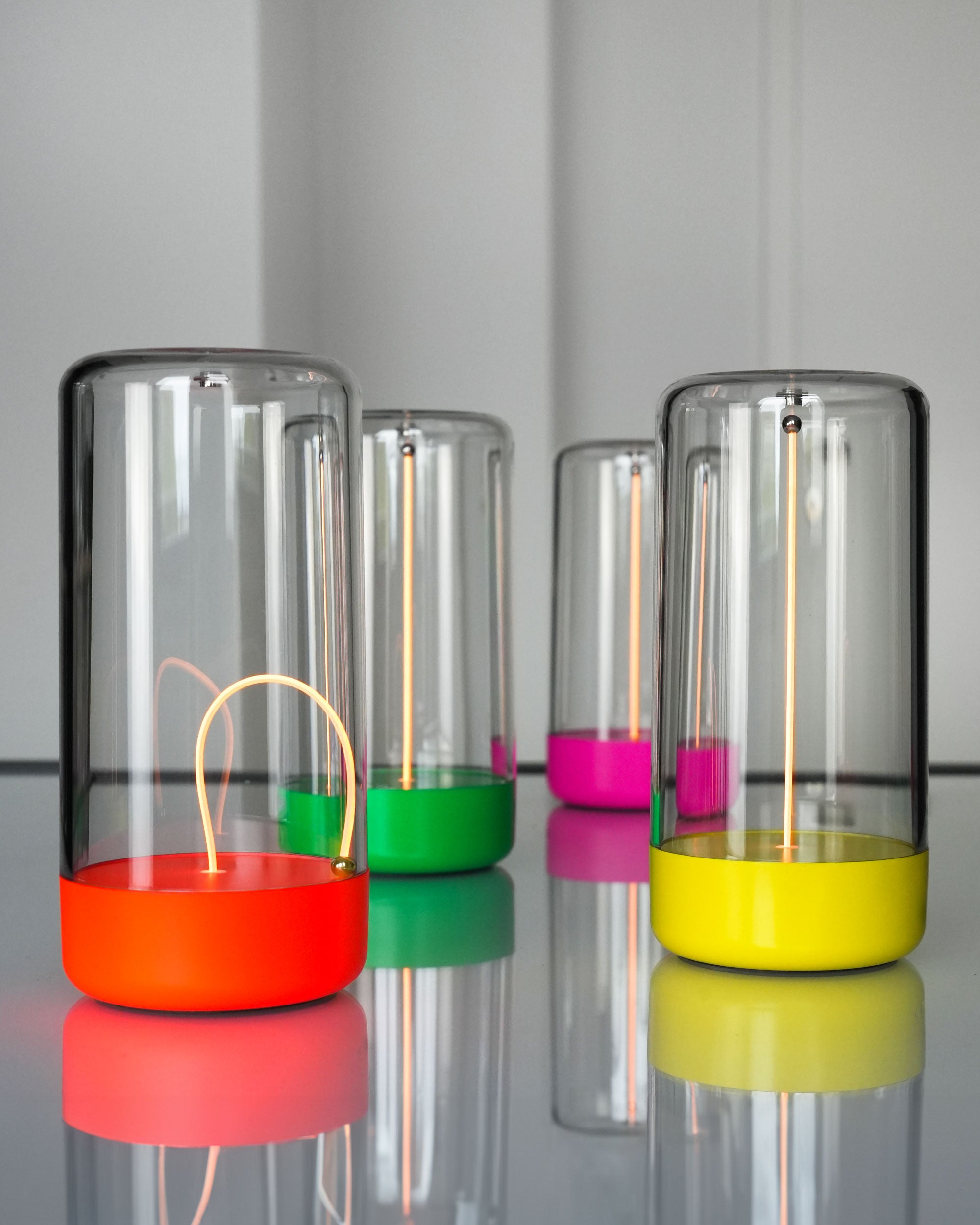 kabellose Tischleuchte Pulse von Sompex in vier neuen Neon Farbtönen: Orange, Grün, Pink und Gelb