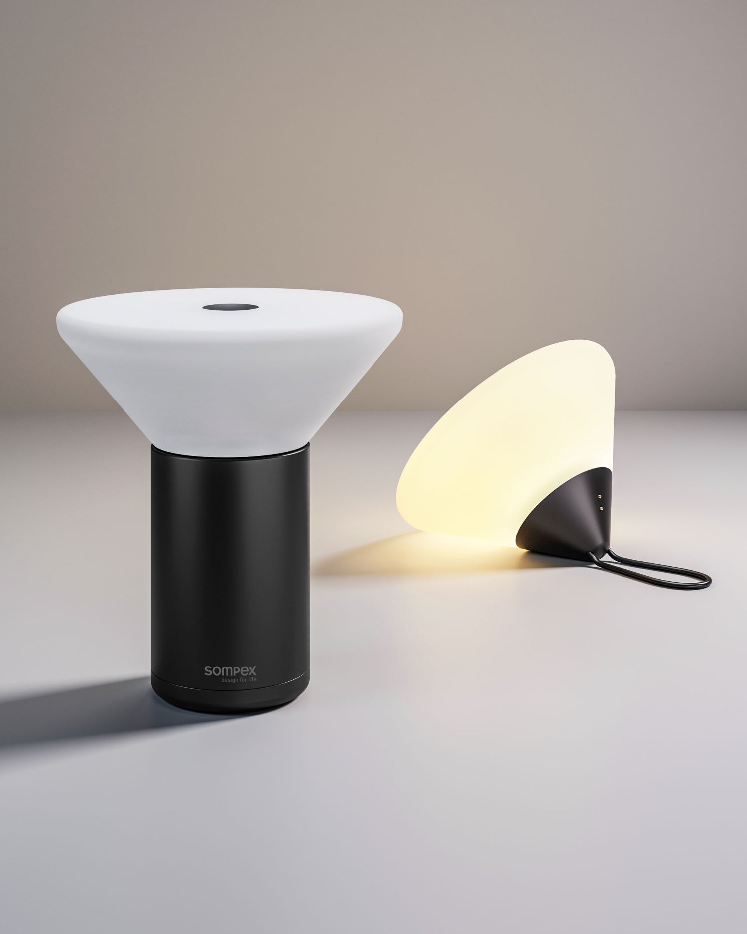 Mikono Akkuleuchte von Sompex mit schwarzem Sockel – flexible LED-Tisch- und Hängeleuchte, dimmbar undakkubetrieben, für drinnen und draußen