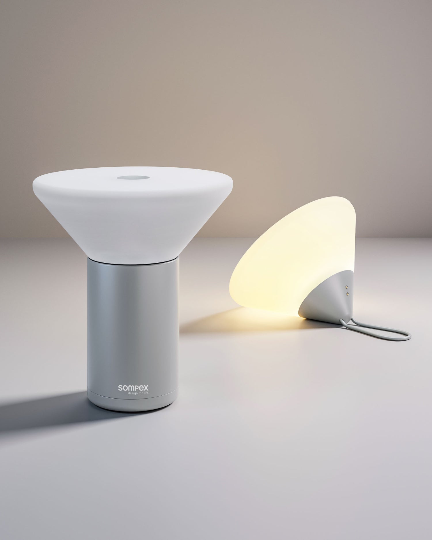 Mikono Akkuleuchte von Sompex mit grauem Sockel – flexible LED-Tisch- und Hängeleuchte, dimmbar undakkubetrieben, für drinnen und draußen