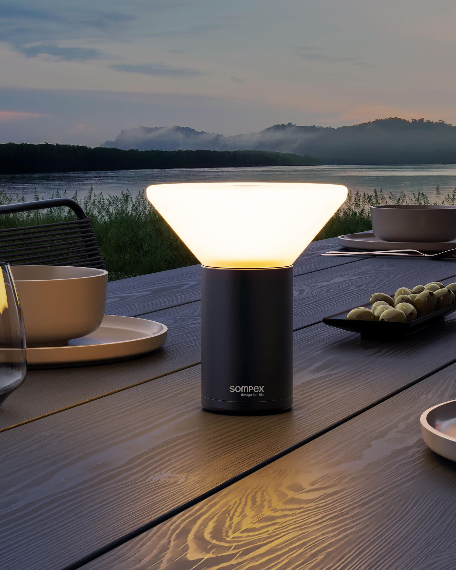 Mikono Akkuleuchte von Sompex mit schwarzem Sockel – flexible LED-Tisch- und Hängeleuchte, dimmbar undakkubetrieben, für drinnen und draußen