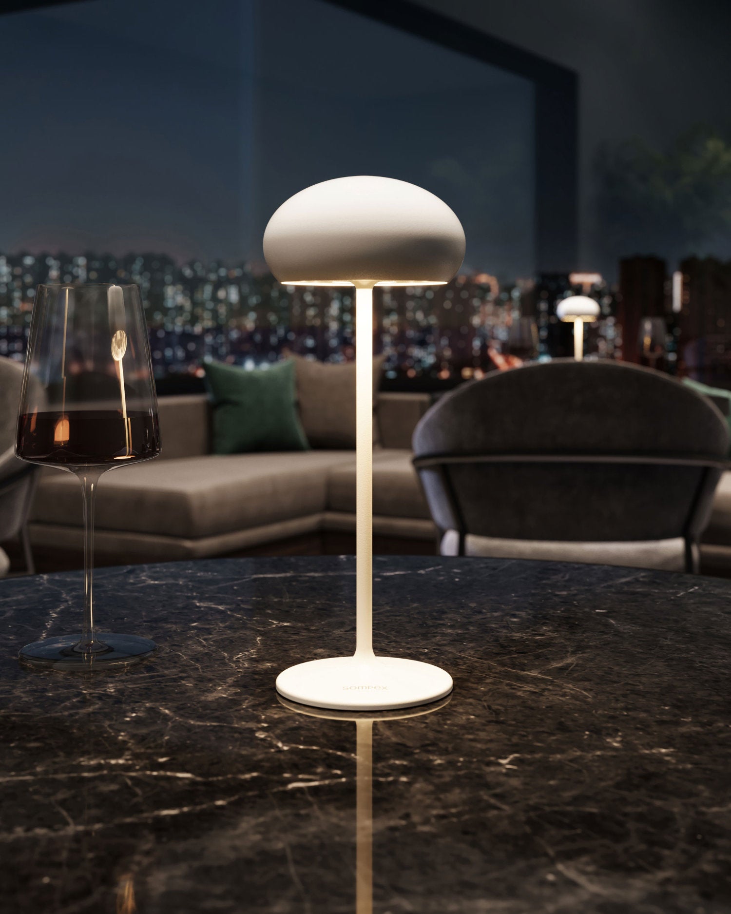 Sompex Pebble weiße Akkutischleuchte mit rundem Retro-Schirm aus Aluminium, kabellos unf dimmbar – für drinnen und draußen