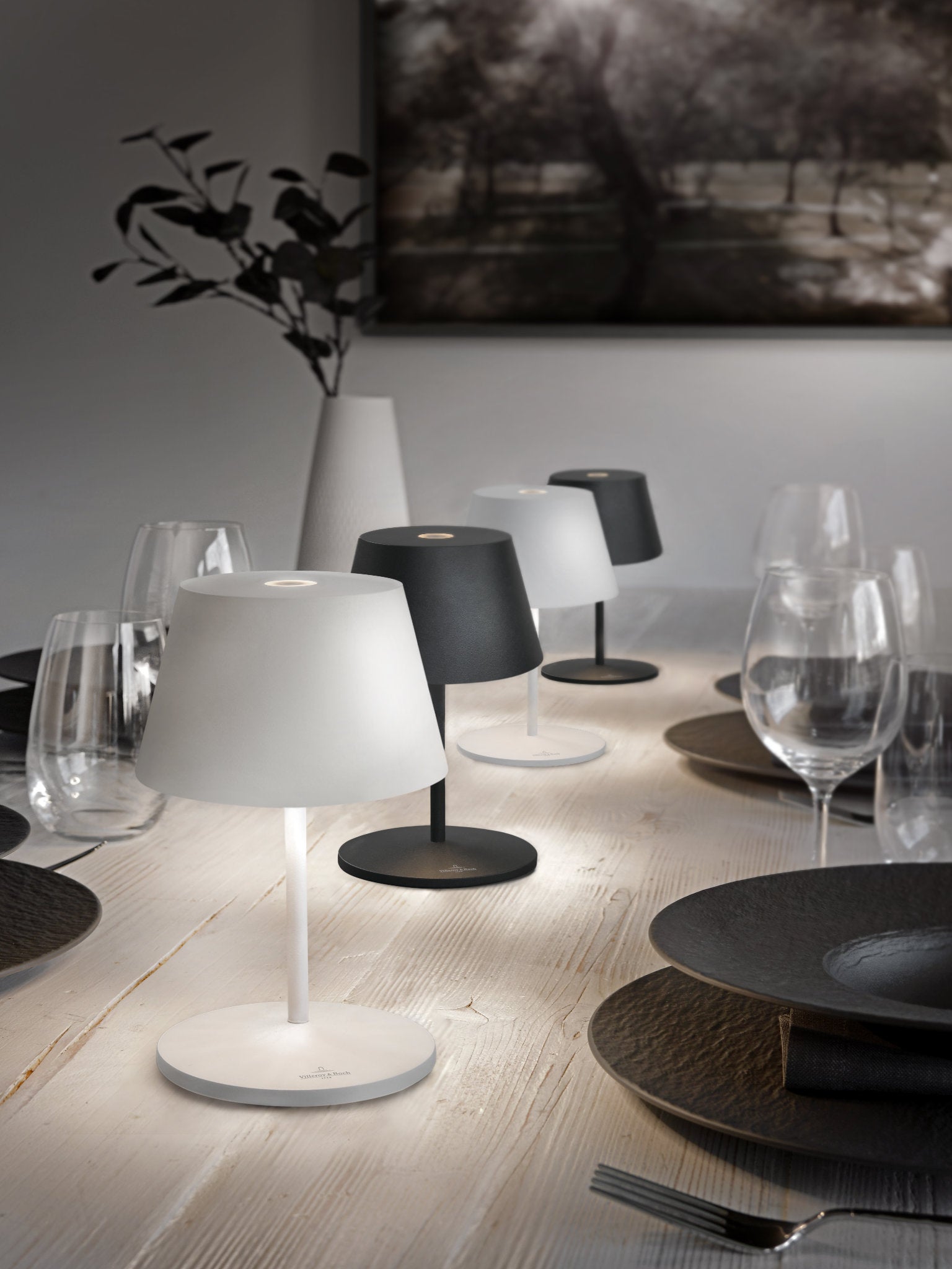Villeroy & Boch Akku Outdoor Leuchten Seoul 2.0 in Schwarz und Weiß als dekorative Lichtquelle auf dem Esstisch