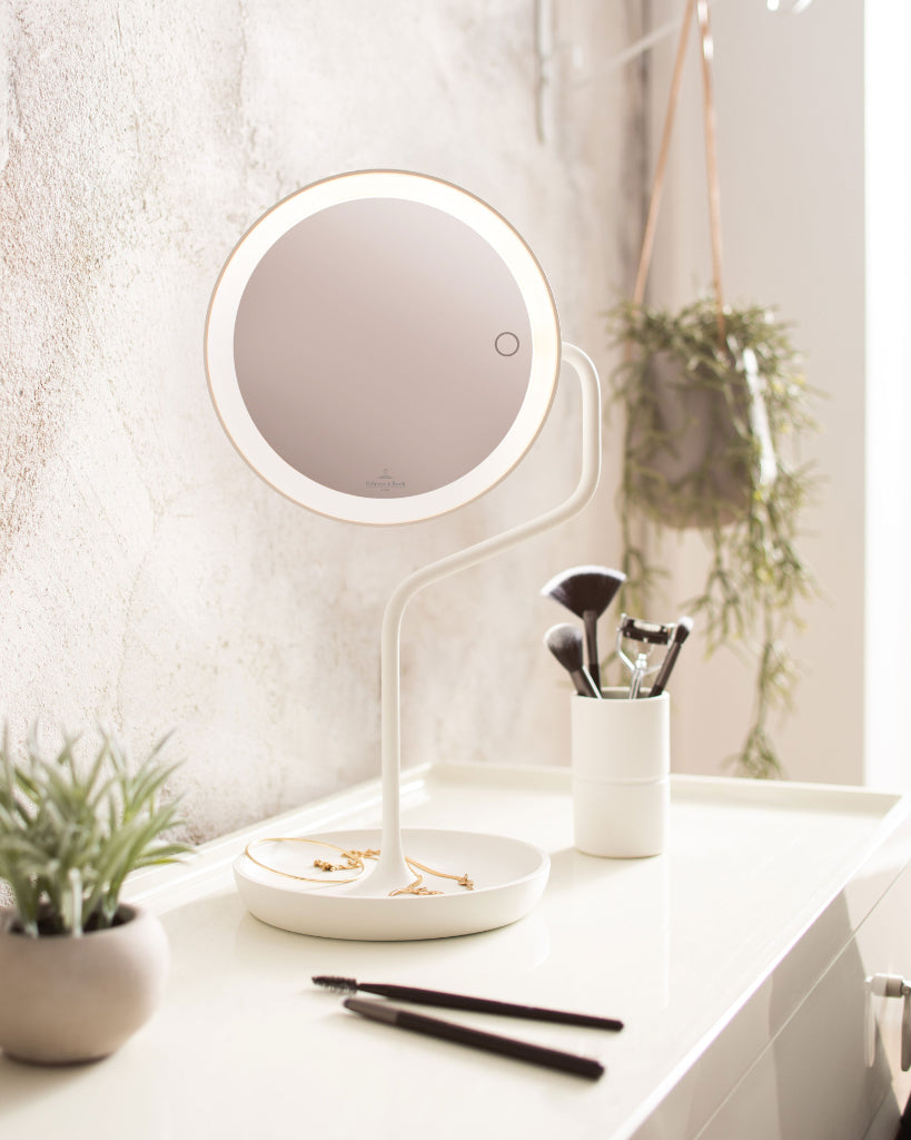 Versailles Kosmetikspiegel mit Beleuchtung und 5fach Vergrößerung von Villeroy & Boch im Badezimmer , Farbe Weiß, inklusive Ablage für Schmuck