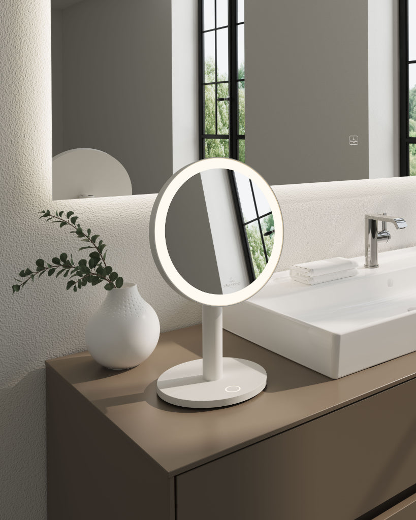 Como Kosmetikspiegel mit Beleuchtung und Vergrößerung von Villeroy & Boch im Badezimmer , Farbe Weiß