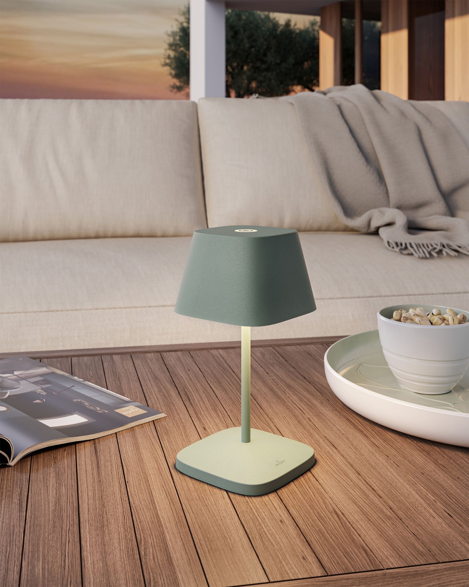 Olivgrüne Akku Tischleuchte Neapel RC von Villeroy & Boch auf dem Gartentisch, neue Generation, kompatibel mit RC Fernbedienung,
