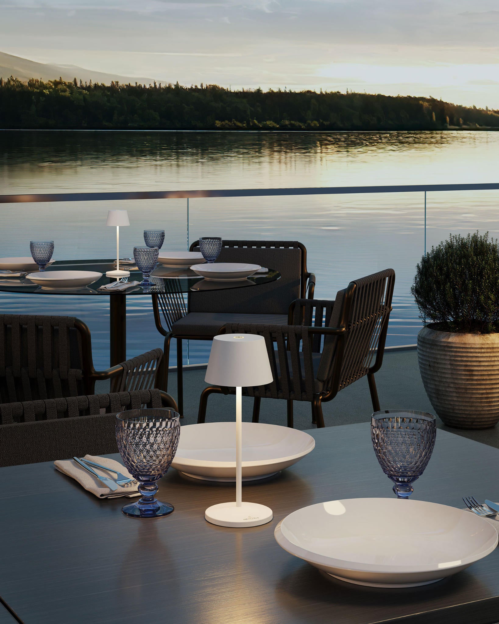 Akku Tischleuchte Seoul Micro RC von Villeroy & Boch auf einer Terrasse, neue Generation, Farbe Weiß, kompatibel mit RC Fernbedienung