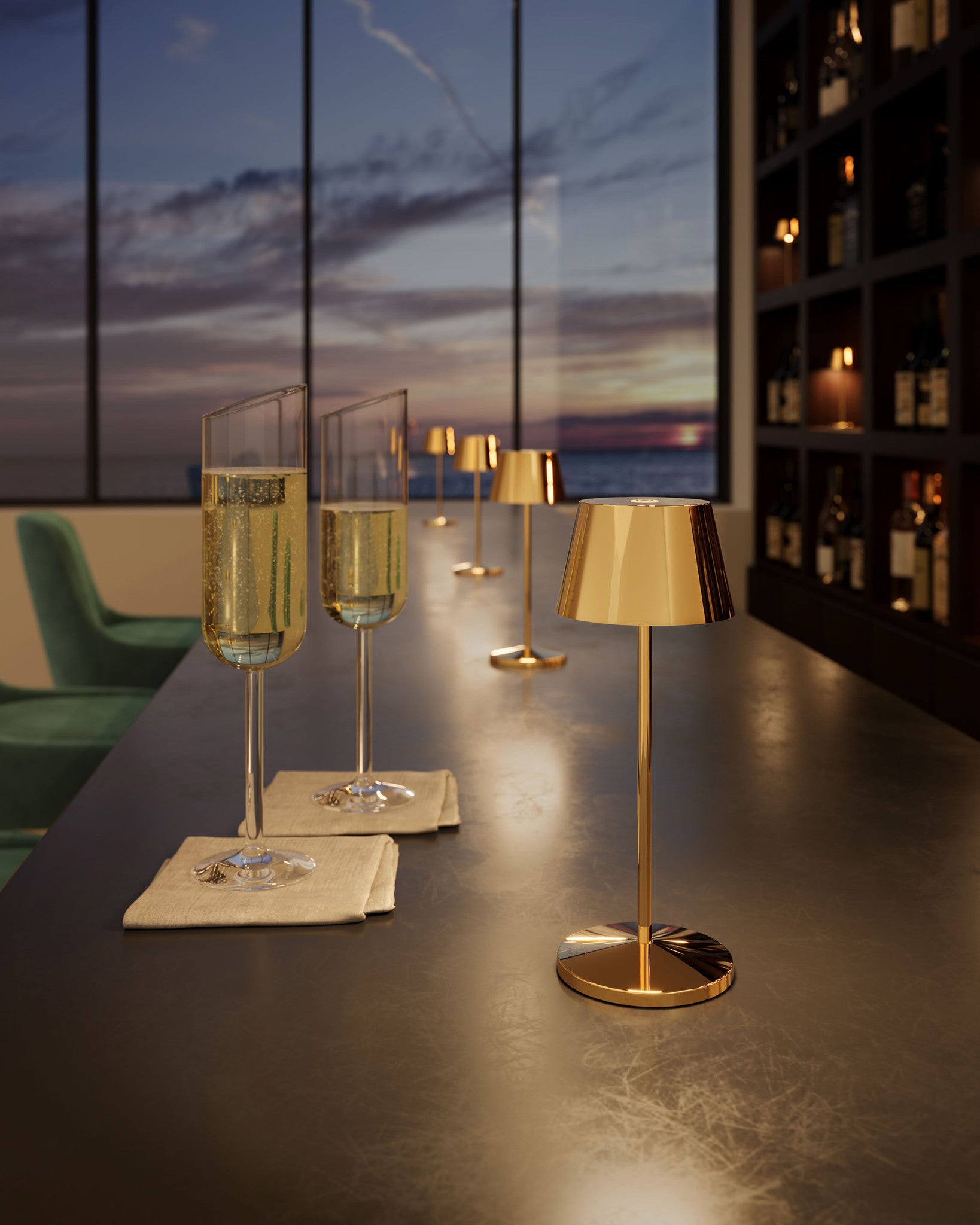 Akku Tischleuchten Seoul Micro RC von Villeroy & Boch in der Farbe Gold auf einem Bartresen