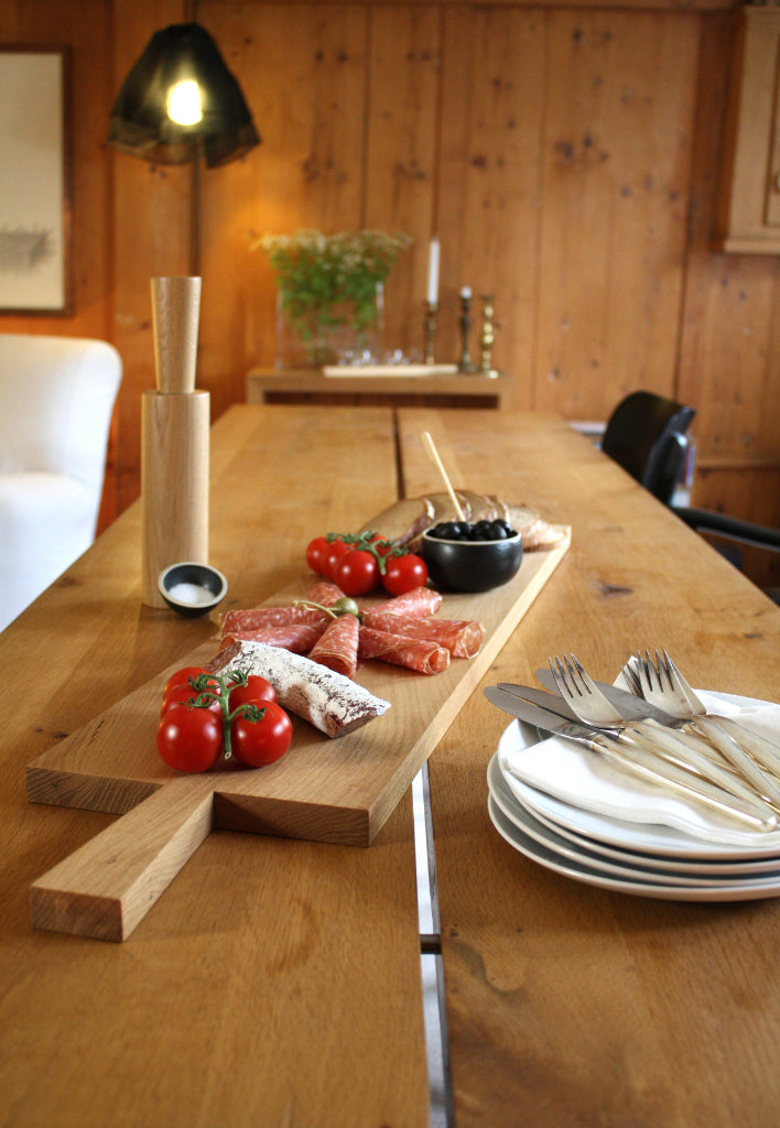 Holzbrett mit Griff aus Eiche zum Servieren von Käse und Brot – Raumgestalt