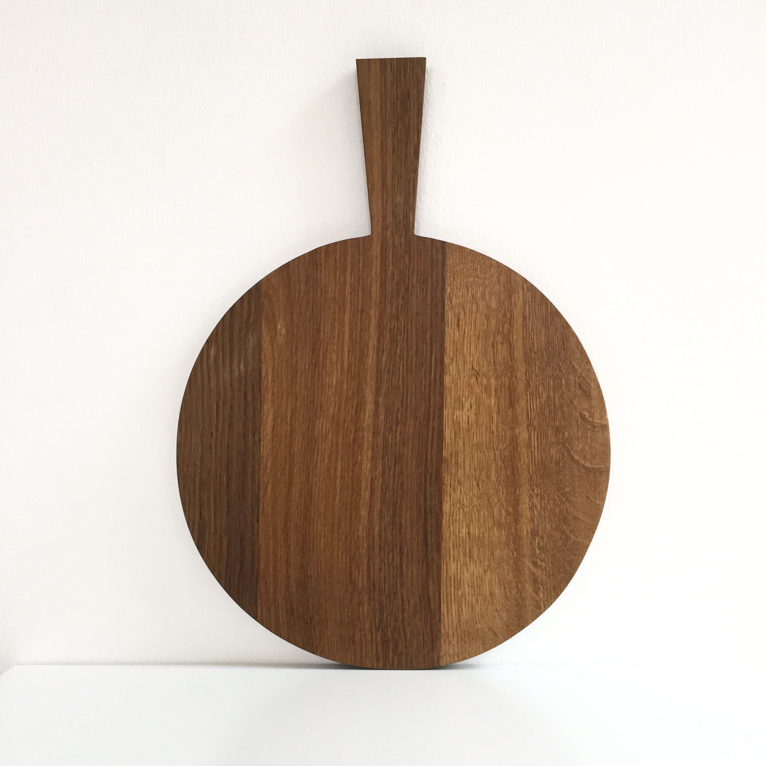Rundes Brett mit Griff aus massiver Eiche dunkel geölt – Raumgestalt Schneidebrett