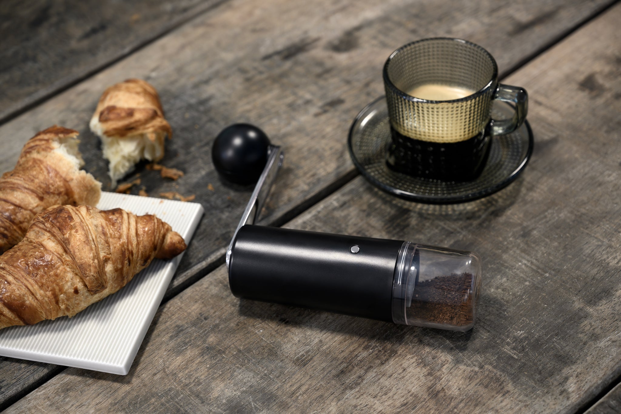 Crushgrind Kaffeemühle Colombia aus schwarzem Kunststoff mit abnehmbarer Kurbel