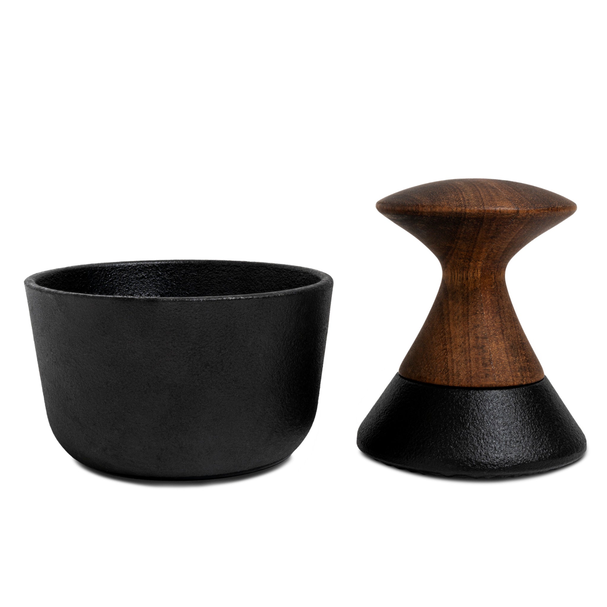 Kiruna Gewürzmörser von Crushgrind aus Gusseisen mit Akazienholz-Stößel