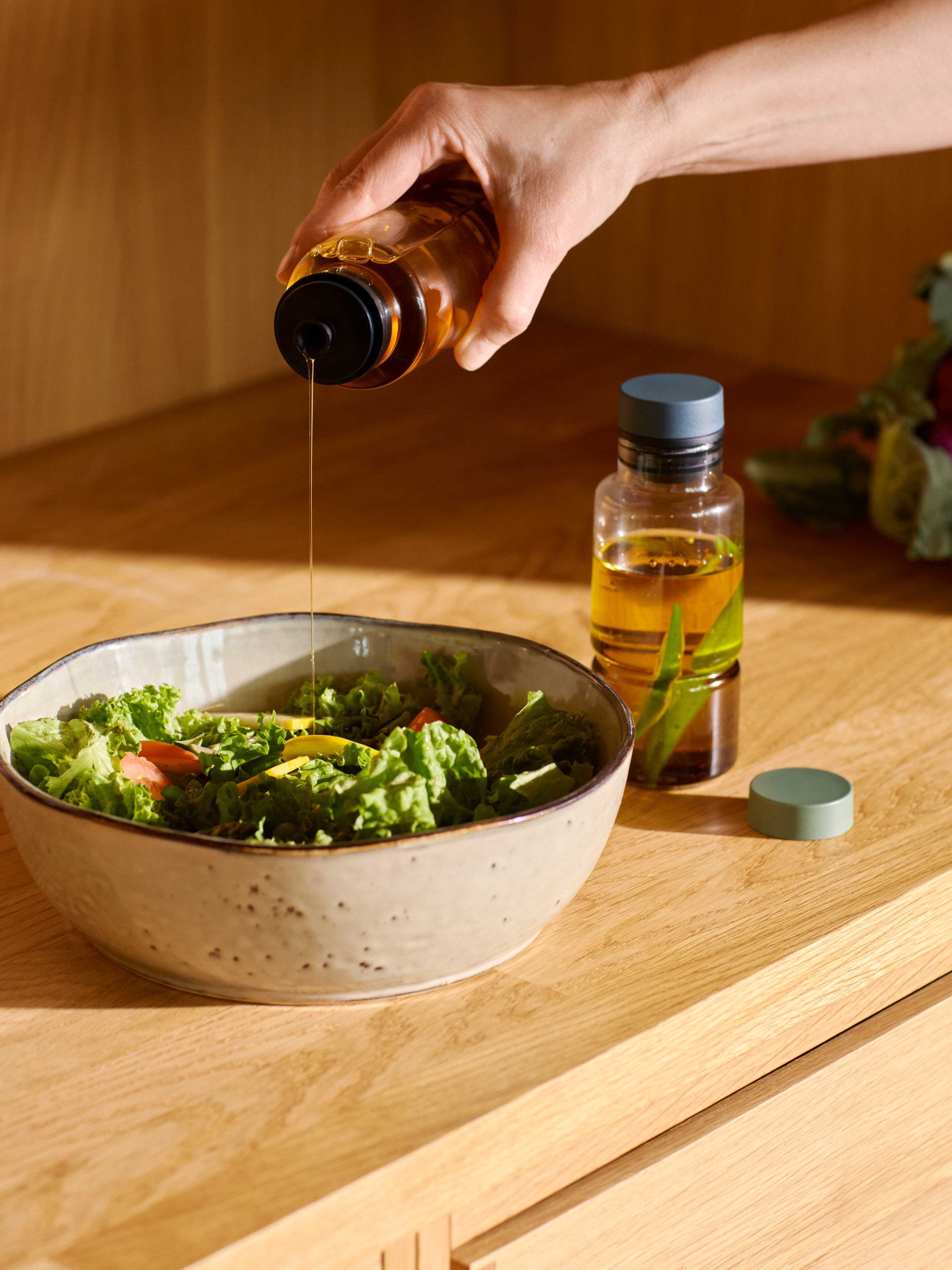 Oil & Vinegar Karaffen Billund von Crushgrind in den Farben Blueberry und Parsley zum Verfeinern von Salat