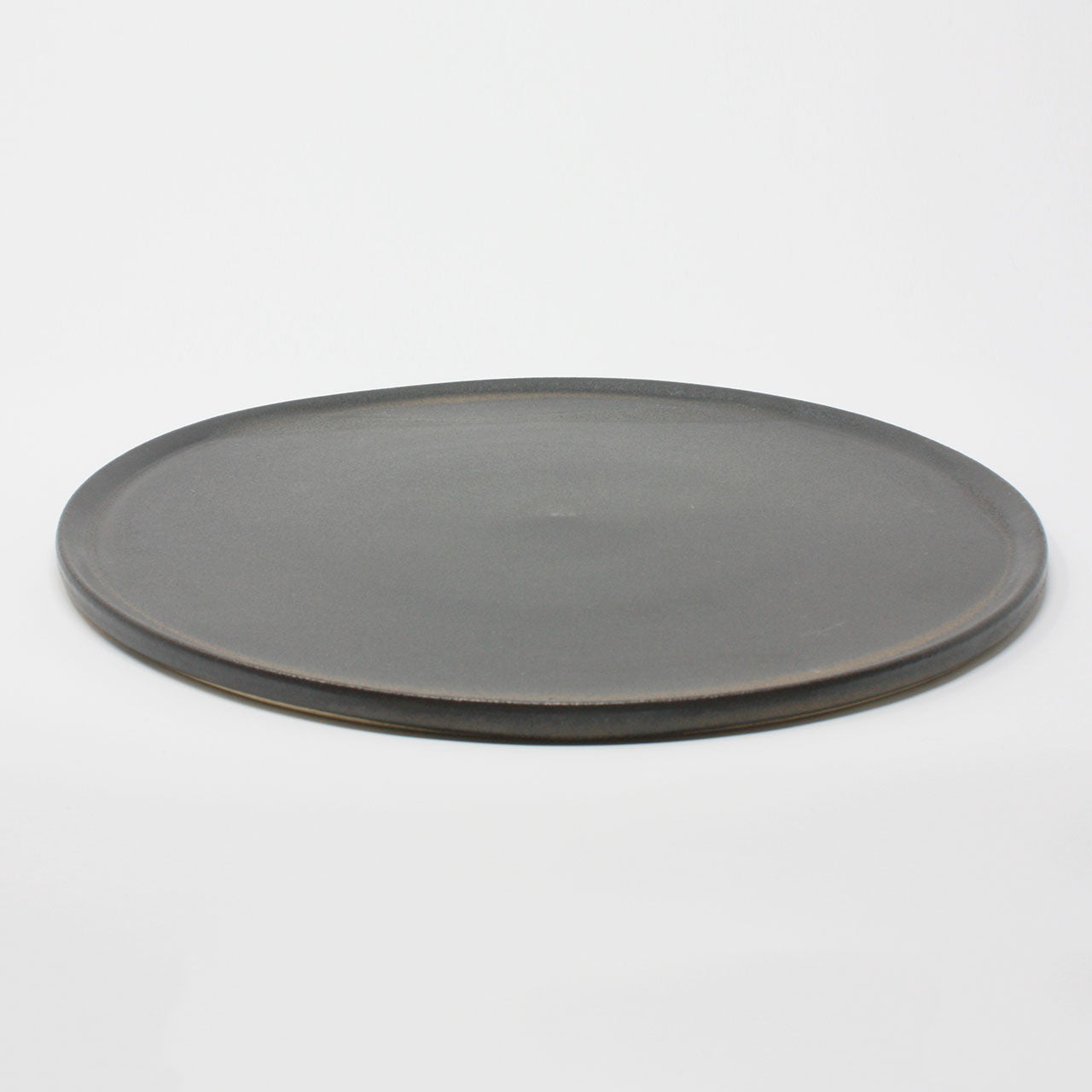 Teller Eva aus handgedrehter Keramik von Raumgestalt, schwarz glasiert, Größe L